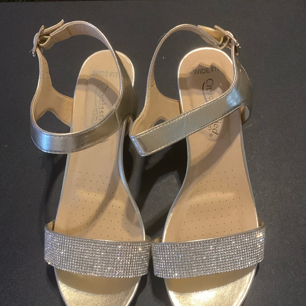 City classified comfort sandals